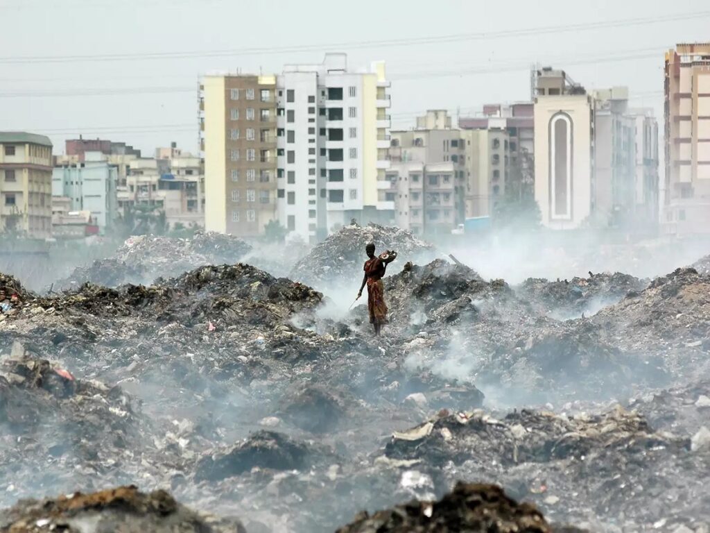 This photo, taken on April 9, 2010 in Mumbai, India, shows a snapshot of the 6,000 tons of garbage a day the city produces.